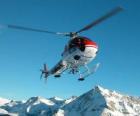 Bir helikopter kurtarma İsviçre Alpleri'nde uçuş